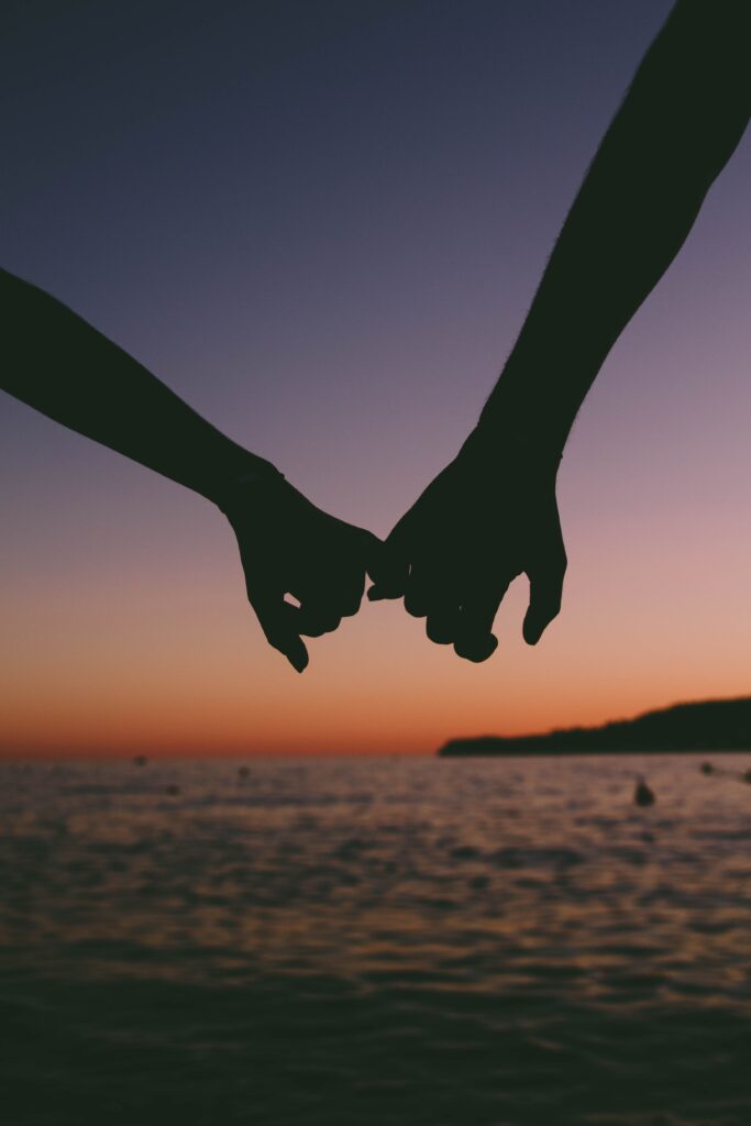couple-holding-hands-ocean